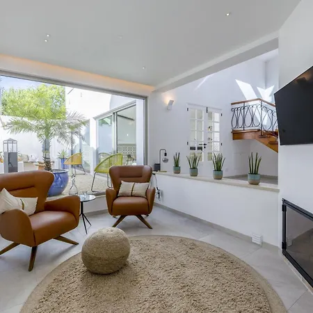 Villa Golfinho, With Heated Pool, Rooftop Lounge And Ocean Views Luz