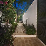 Golfinho, With Heated Pool, Rooftop Lounge And Ocean Views Willa