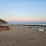 Golfinho, With Heated Pool, Rooftop Lounge And Ocean Views فيلة Luz