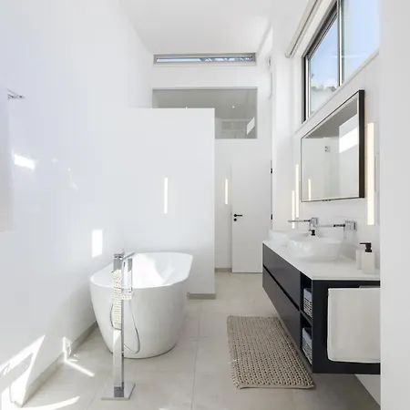 Golfinho, With Heated Pool, Rooftop Lounge And Ocean Views *