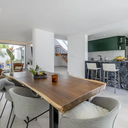 Golfinho, With Heated Pool, Rooftop Lounge And Ocean Views * Luz