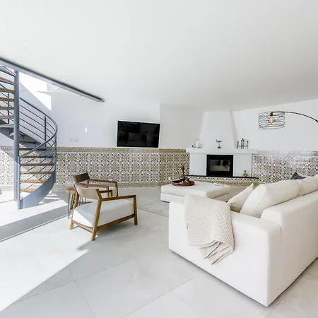 Villa Golfinho, With Heated Pool, Rooftop Lounge And Ocean Views Luz