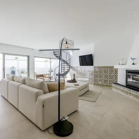 Golfinho, With Heated Pool, Rooftop Lounge And Ocean Views Vila