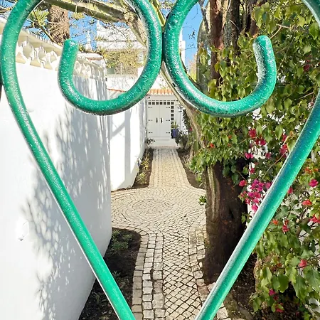 Villa Golfinho, With Heated Pool, Rooftop Lounge And Ocean Views Luz