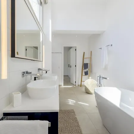 Golfinho, With Heated Pool, Rooftop Lounge And Ocean Views *