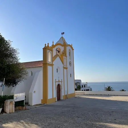 Villa Golfinho, With Heated Pool, Rooftop Lounge And Ocean Views Luz