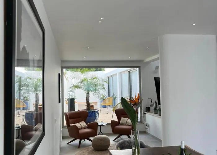 Golfinho, With Heated Pool, Rooftop Lounge And Ocean Views * Luz