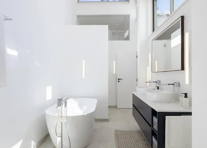 Golfinho, With Heated Pool, Rooftop Lounge And Ocean Views *