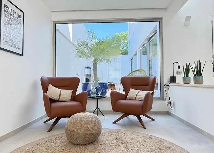Golfinho, With Heated Pool, Rooftop Lounge And Ocean Views *