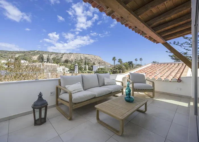 Villa Golfinho, With Heated Pool, Rooftop Lounge And Ocean Views *