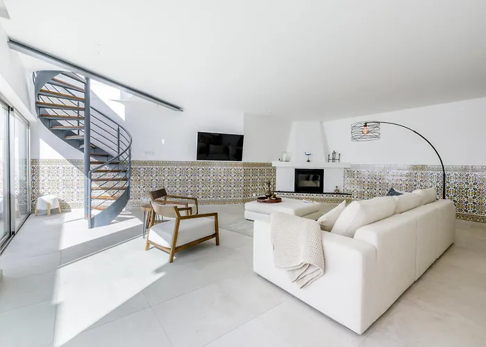 Villa Golfinho, With Heated Pool, Rooftop Lounge And Ocean Views Luz