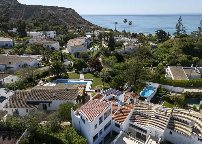 Golfinho, With Heated Pool, Rooftop Lounge And Ocean Views Luz