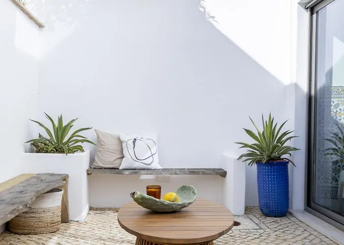 Golfinho, With Heated Pool, Rooftop Lounge And Ocean Views * Luz