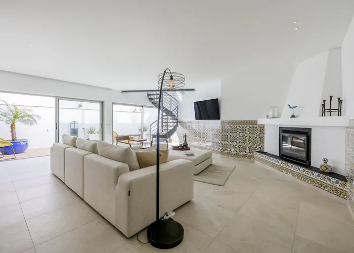 Golfinho, With Heated Pool, Rooftop Lounge And Ocean Views Villa