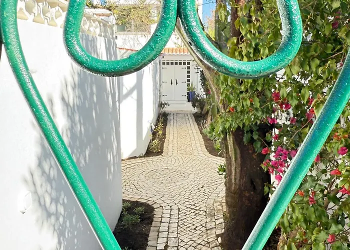 Villa Golfinho, With Heated Pool, Rooftop Lounge And Ocean Views Luz