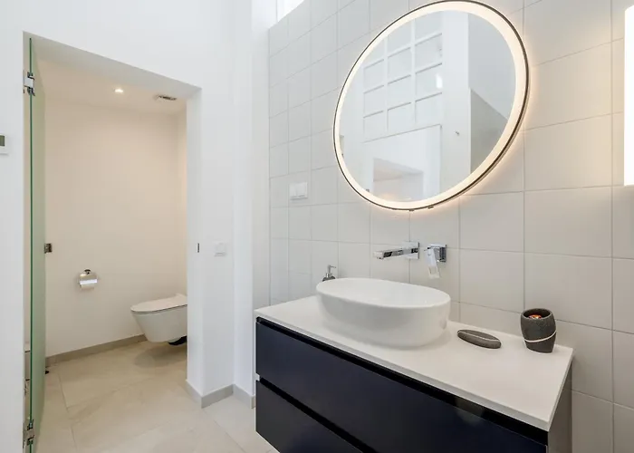Golfinho, With Heated Pool, Rooftop Lounge And Ocean Views * Luz