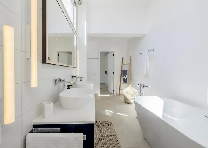 Golfinho, With Heated Pool, Rooftop Lounge And Ocean Views *