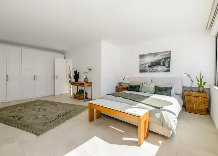 Golfinho, With Heated Pool, Rooftop Lounge And Ocean Views Villa Luz