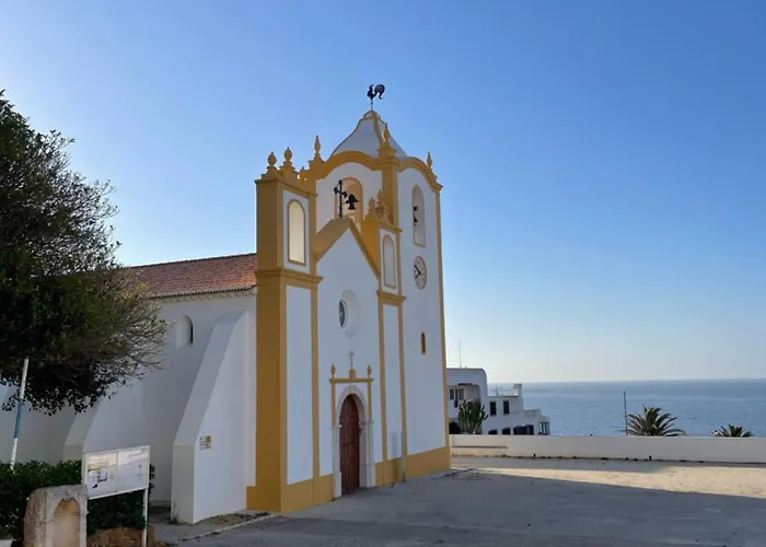 Villa Golfinho, With Heated Pool, Rooftop Lounge And Ocean Views Luz